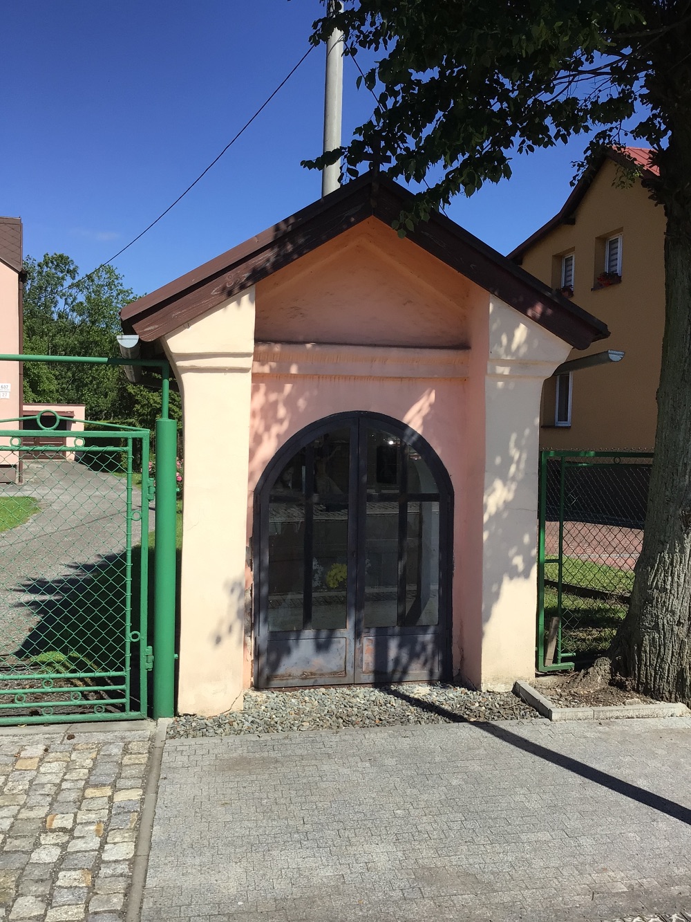 Kaplička na ulici Lázeňská, v Karviné - Darkově (u domu čp. 637/27). KULTURNÍ PAMÁTKA