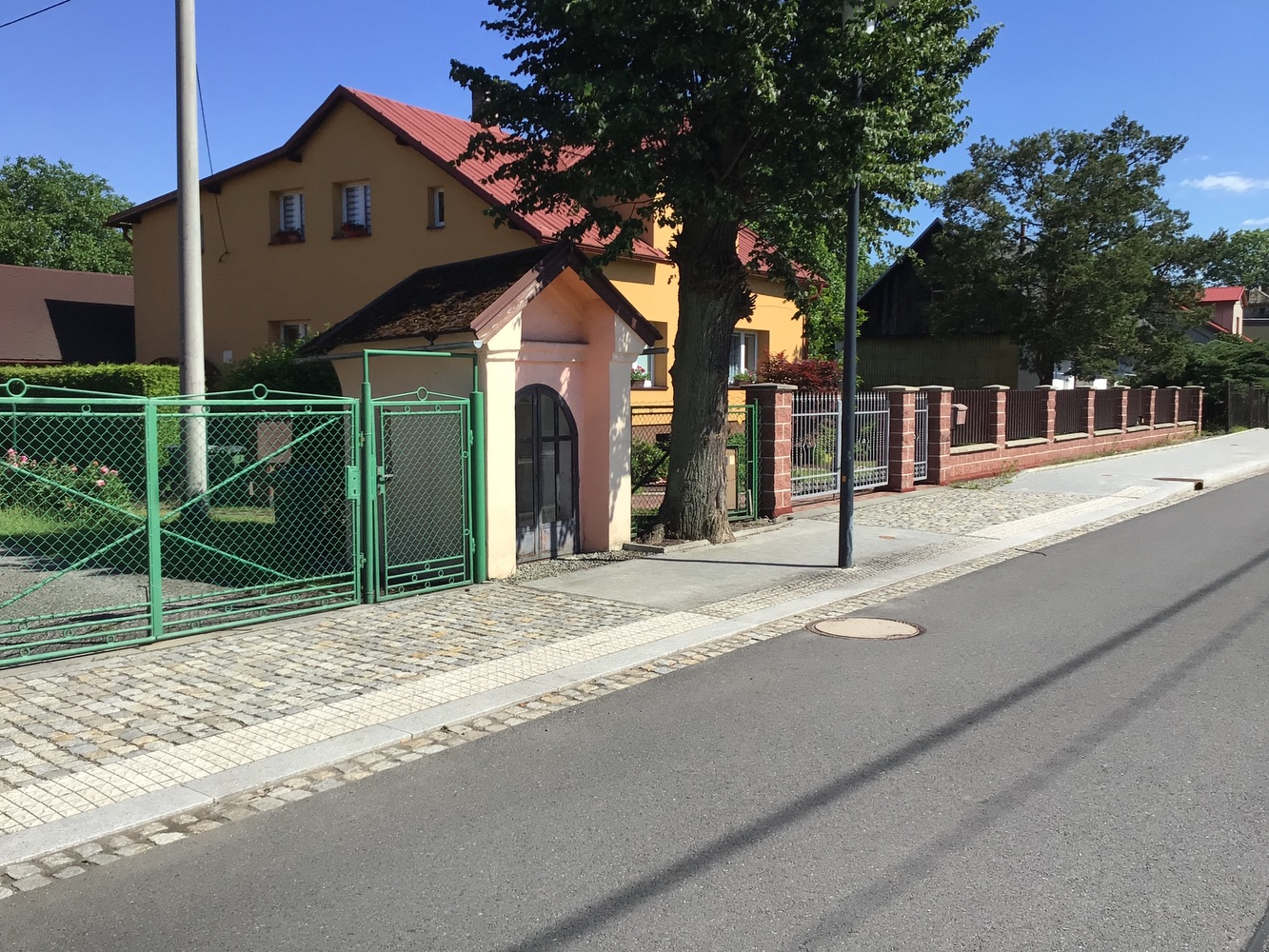 Kaplička na ulici Lázeňská, v Karviné - Darkově (u domu čp. 637/27). KULTURNÍ PAMÁTKA