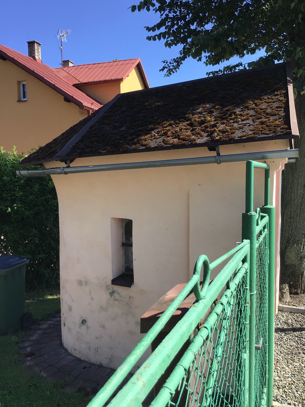 Kaplička na ulici Lázeňská, v Karviné - Darkově (u domu čp. 637/27). KULTURNÍ PAMÁTKA