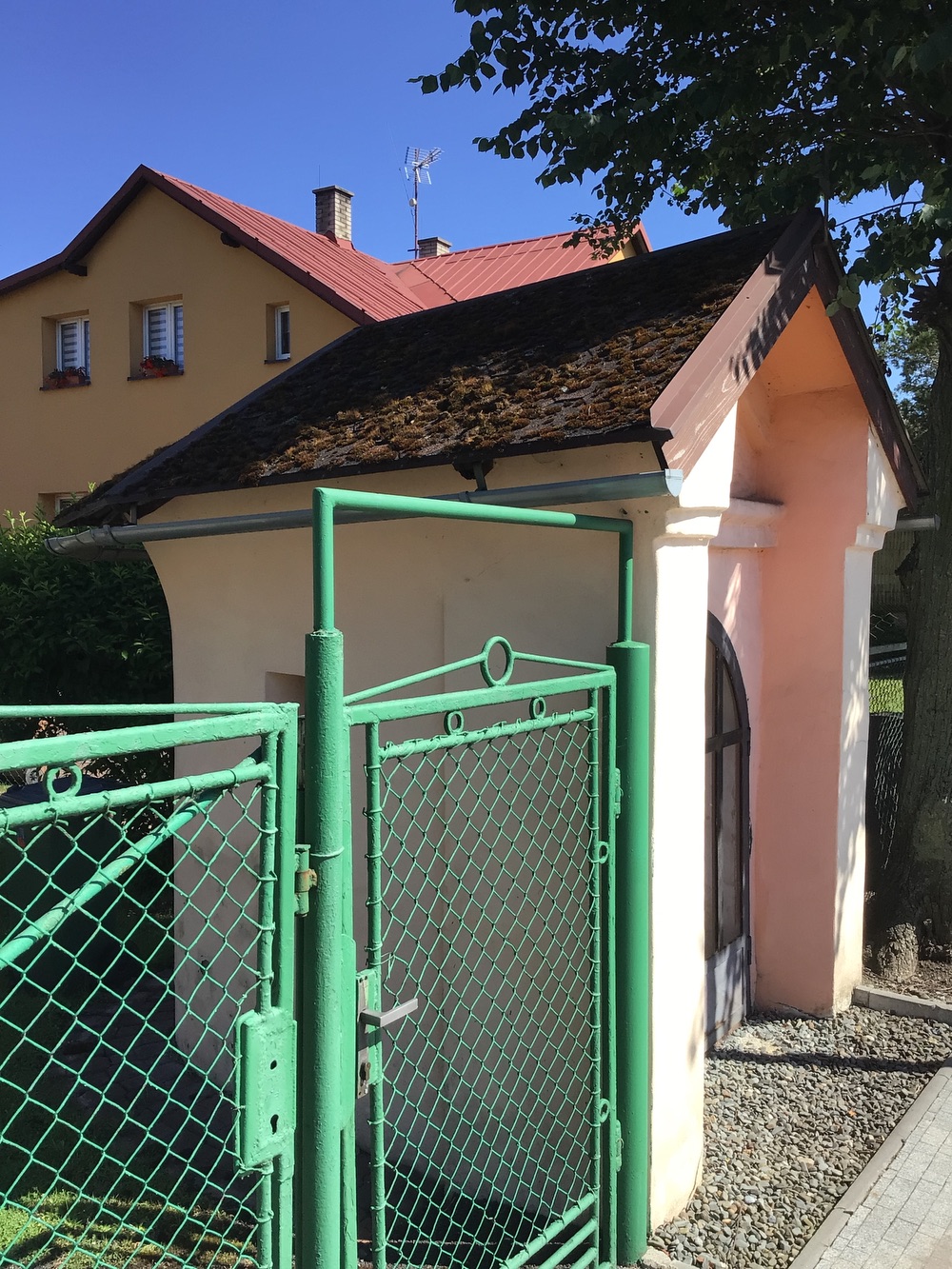 Kaplička na ulici Lázeňská, v Karviné - Darkově (u domu čp. 637/27). KULTURNÍ PAMÁTKA