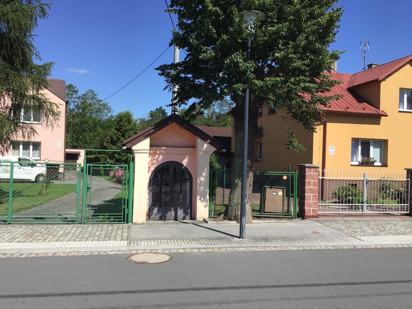 Kaplička na ulici Lázeňská, v Karviné - Darkově (u domu čp. 637/27). KULTURNÍ PAMÁTKA