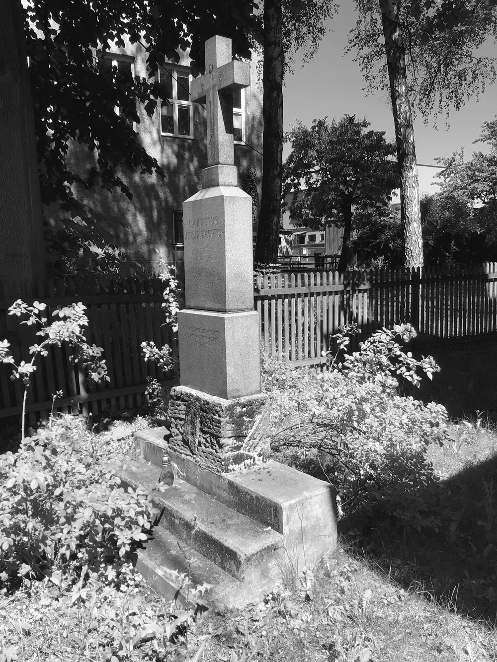 Kamenný kříž u kaple sv. Anny s uvedeným letopočtem 1966 (Karviná - Ráj, ul. Kubiszova)