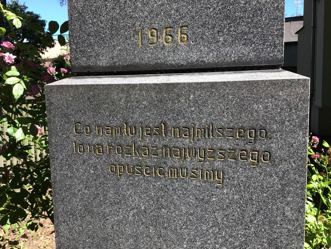 Kamenný kříž u kaple sv. Anny s uvedeným letopočtem 1966 (Karviná - Ráj, ul. Kubiszova)