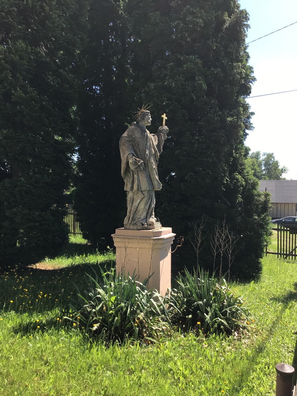 Socha sv. Jana Nepomuckého u kaple sv. Anny (Karviná - Ráj, ul. Kubiszova). KULTURNÍ PAMÁTKA