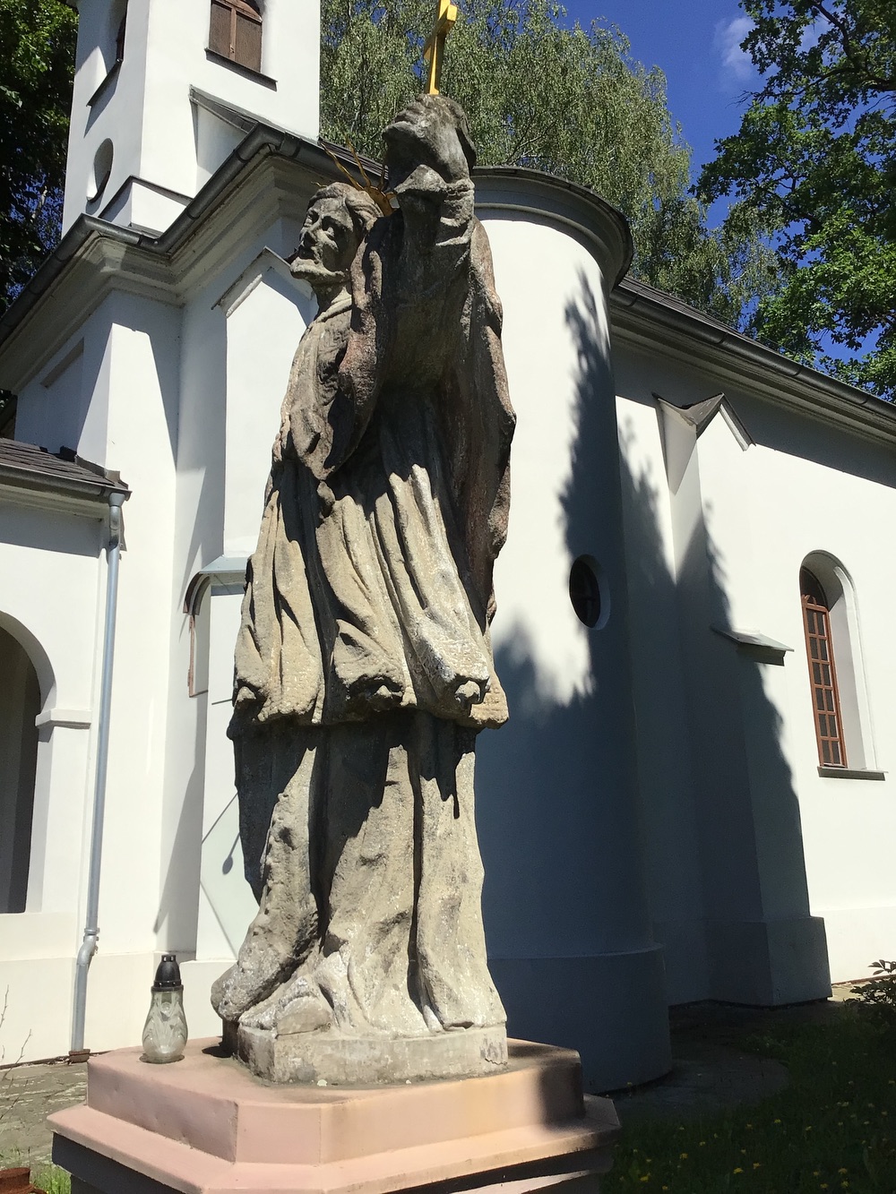Socha sv. Jana Nepomuckého u kaple sv. Anny (Karviná - Ráj, ul. Kubiszova). KULTURNÍ PAMÁTKA