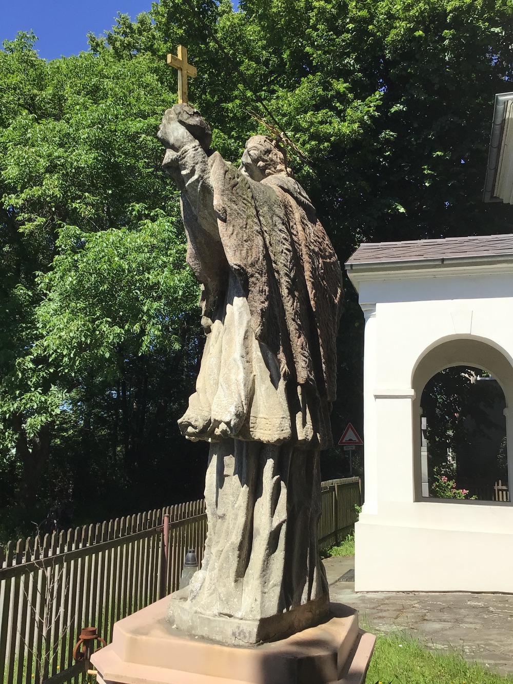 Socha sv. Jana Nepomuckého u kaple sv. Anny (Karviná - Ráj, ul. Kubiszova). KULTURNÍ PAMÁTKA