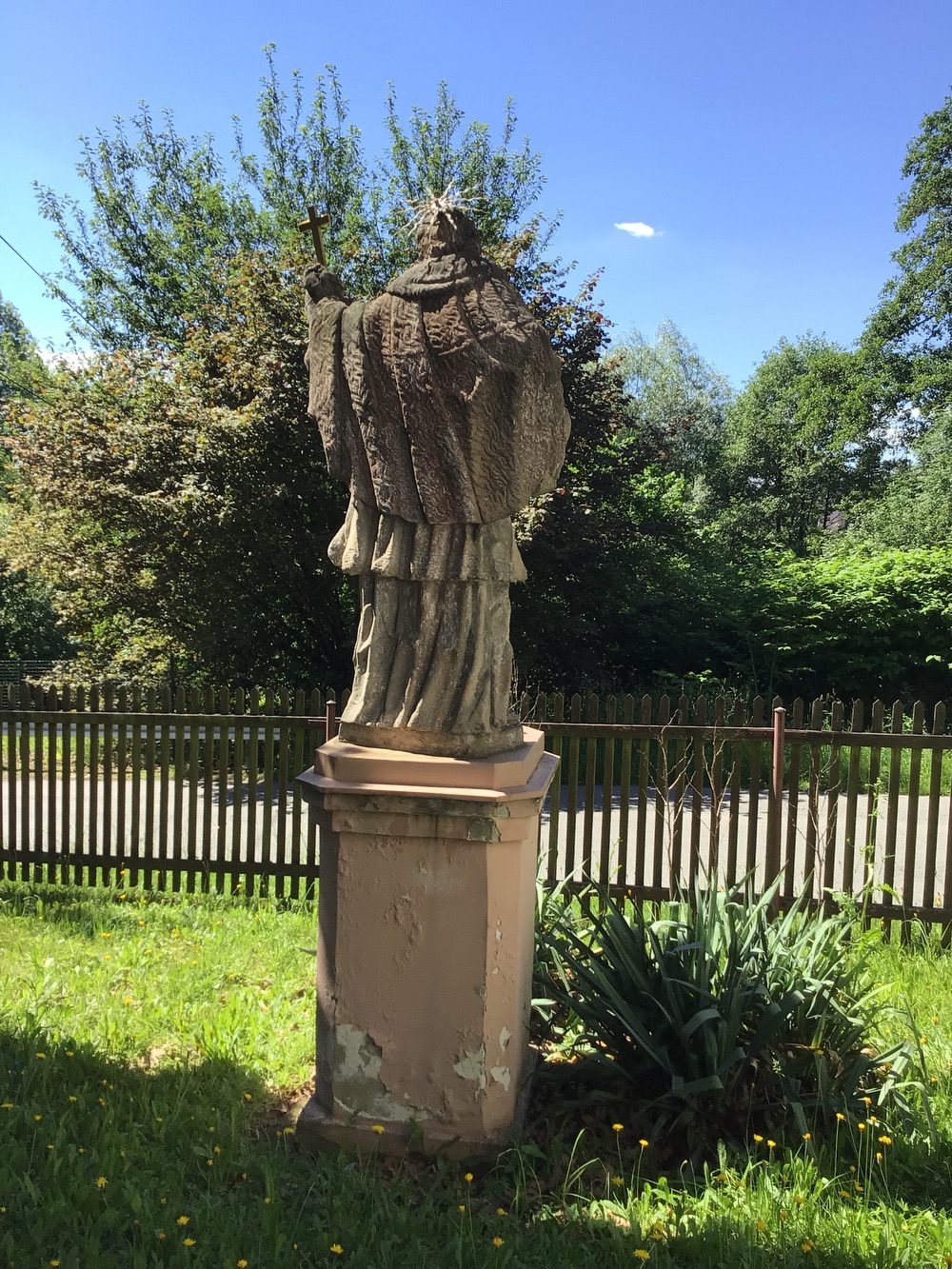 Socha sv. Jana Nepomuckého u kaple sv. Anny (Karviná - Ráj, ul. Kubiszova). KULTURNÍ PAMÁTKA
