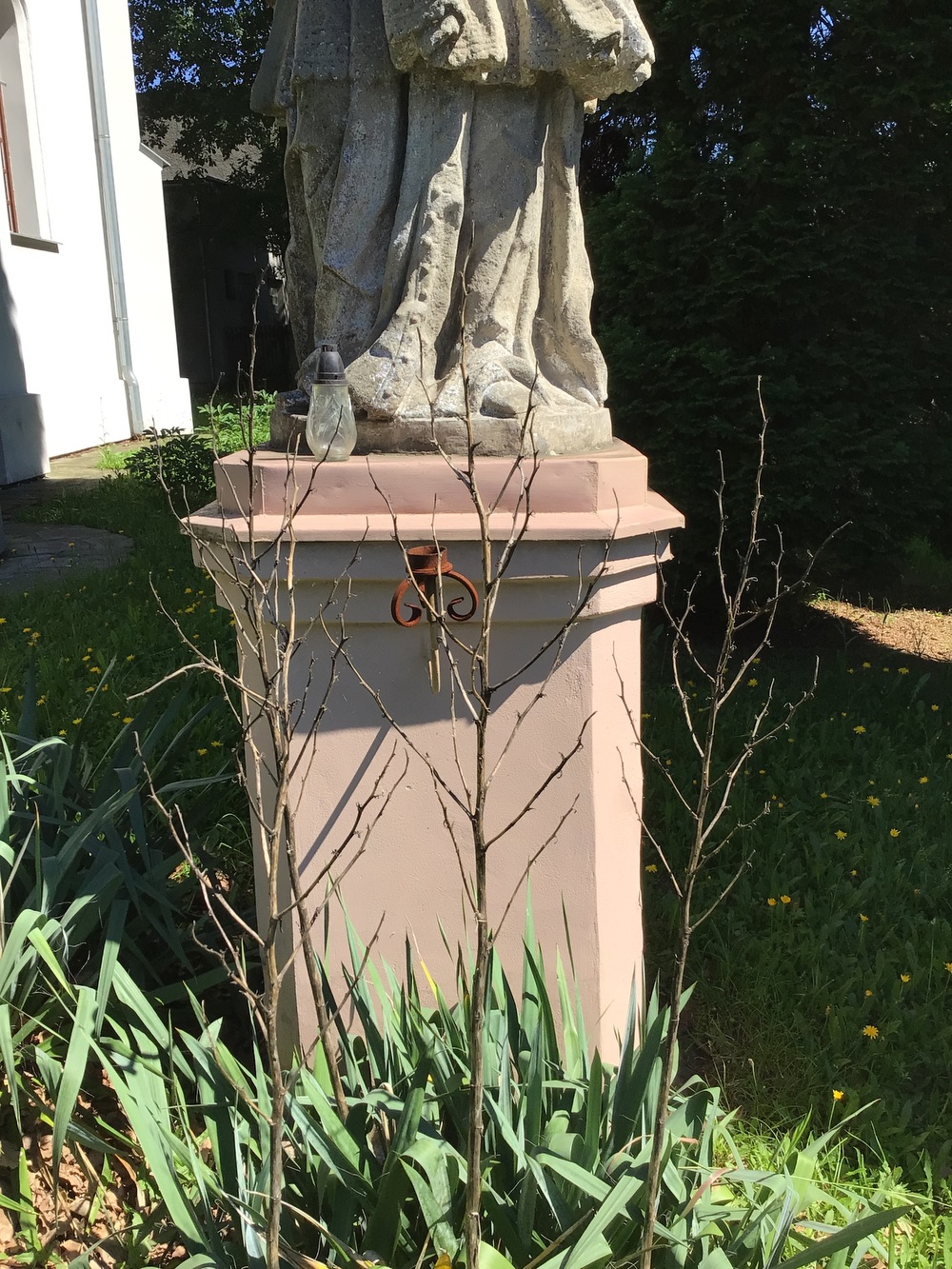 Socha sv. Jana Nepomuckého u kaple sv. Anny (Karviná - Ráj, ul. Kubiszova). KULTURNÍ PAMÁTKA