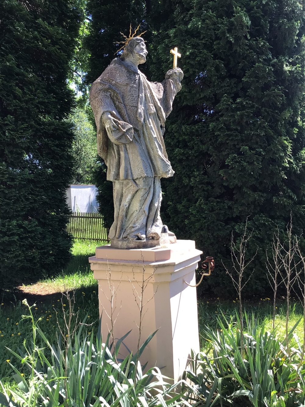 Socha sv. Jana Nepomuckého u kaple sv. Anny (Karviná - Ráj, ul. Kubiszova). KULTURNÍ PAMÁTKA