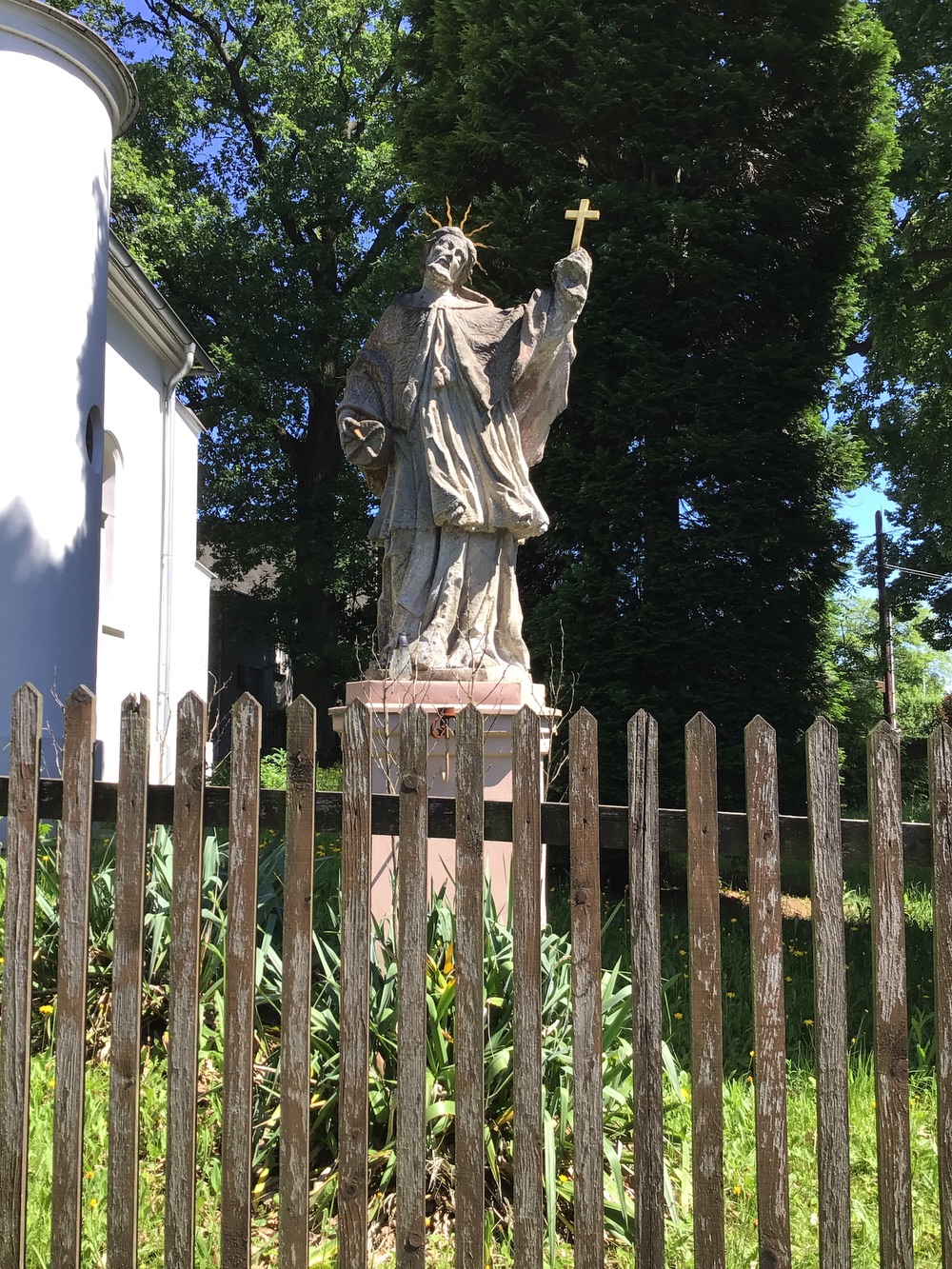 Socha sv. Jana Nepomuckého u kaple sv. Anny (Karviná - Ráj, ul. Kubiszova). KULTURNÍ PAMÁTKA