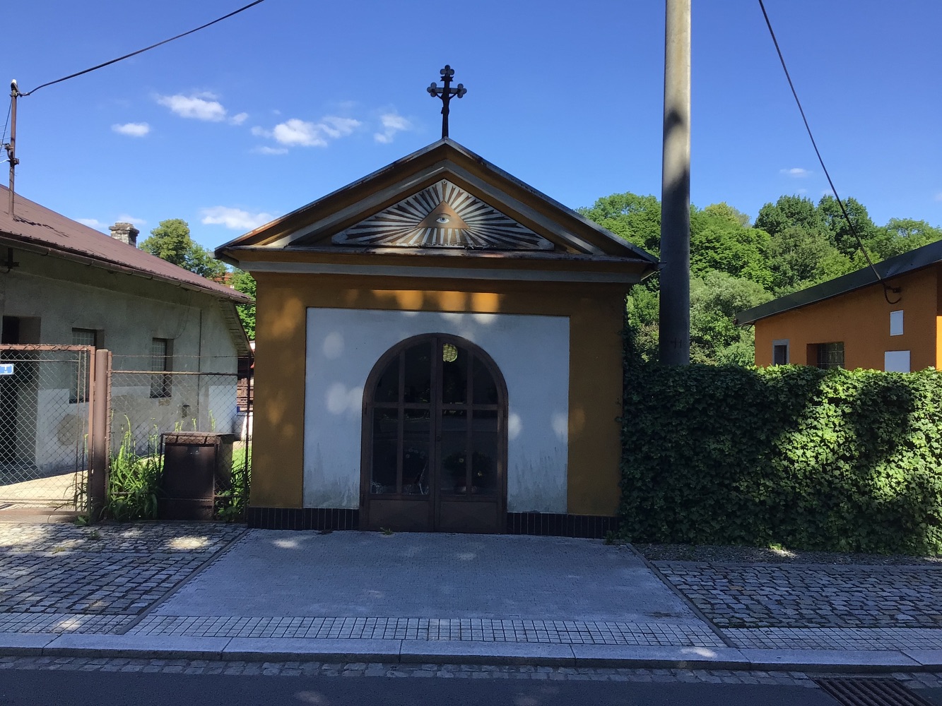 Kaplička na ulici Karola Śliwky, v Karviné - Fryštátě (u domu čp. 232/33). KULTURNÍ PAMÁTKA