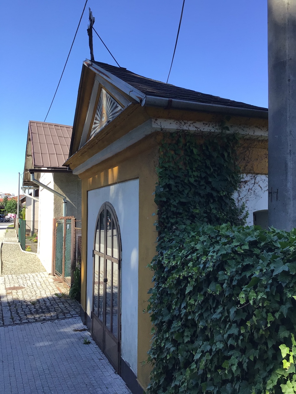Kaplička na ulici Karola Śliwky, v Karviné - Fryštátě (u domu čp. 232/33). KULTURNÍ PAMÁTKA