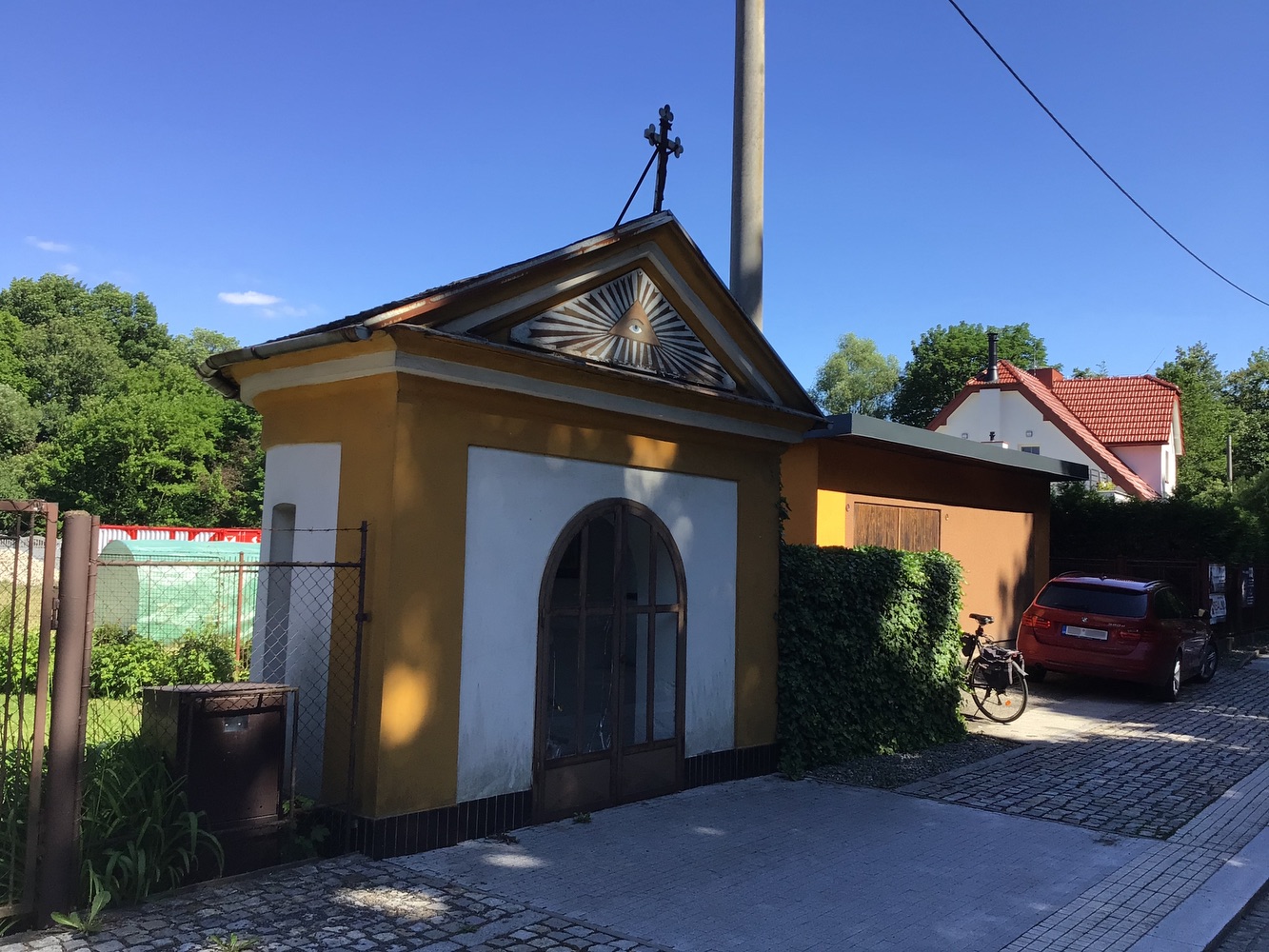 Kaplička na ulici Karola Śliwky, v Karviné - Fryštátě (u domu čp. 232/33). KULTURNÍ PAMÁTKA