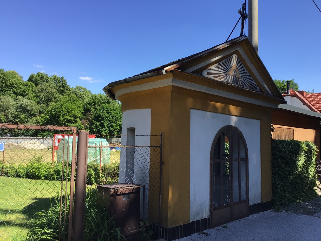 Kaplička na ulici Karola Śliwky, v Karviné - Fryštátě (u domu čp. 232/33). KULTURNÍ PAMÁTKA