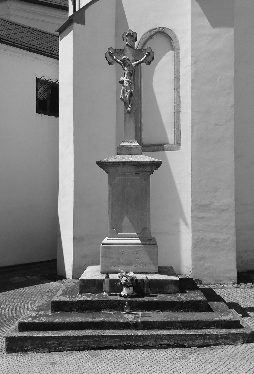 Mramorový krucifix z roku 1872 (Fryštát, před Moravskou kaplí ŘKF kostela)