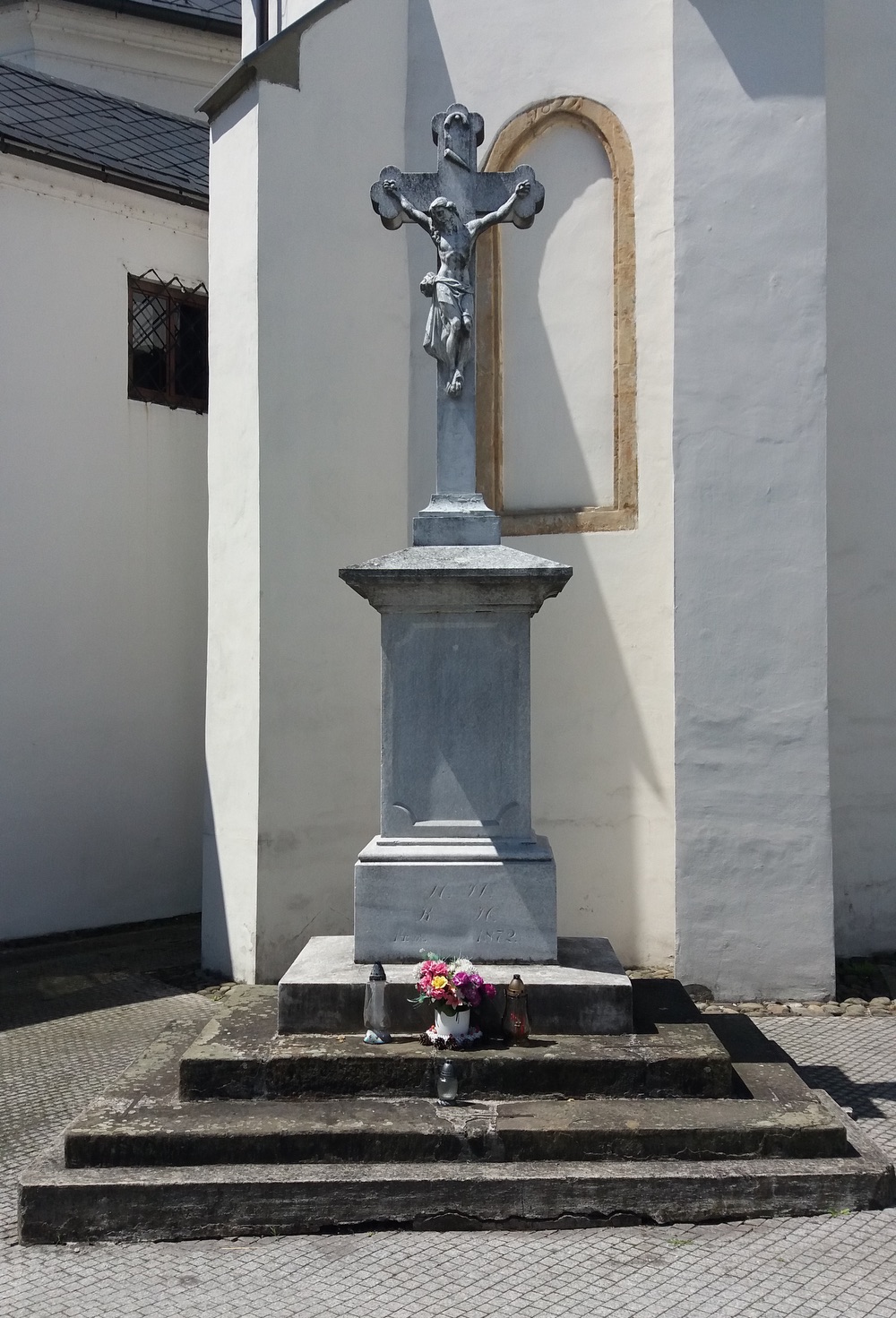 Mramorový krucifix z roku 1872 (Fryštát, před Moravskou kaplí ŘKF kostela)