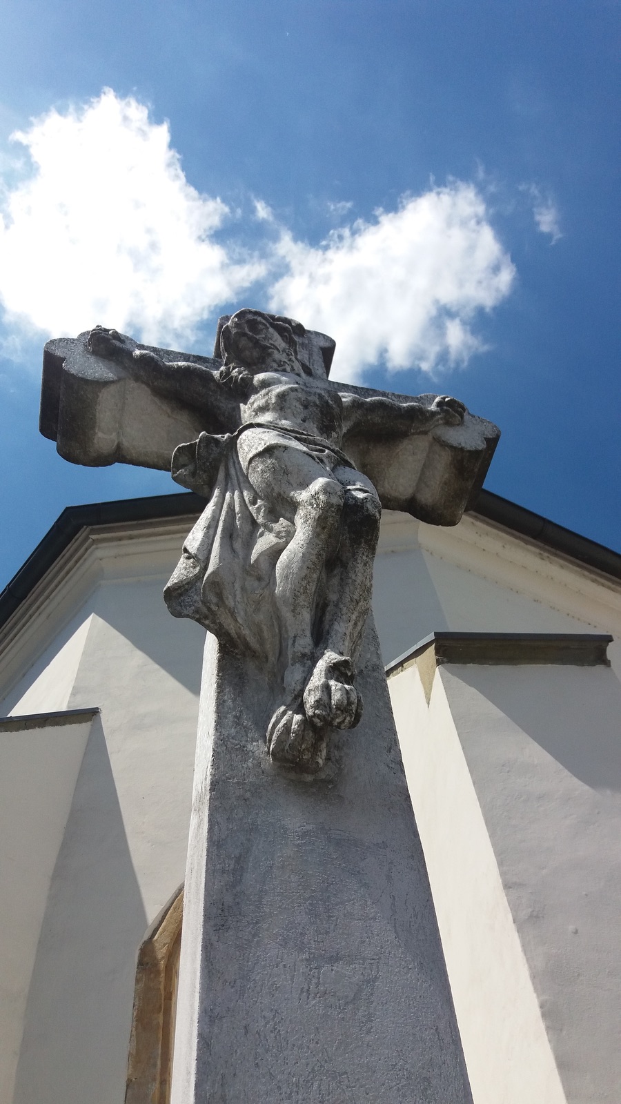 Mramorový krucifix z roku 1872 (Fryštát, před Moravskou kaplí ŘKF kostela)