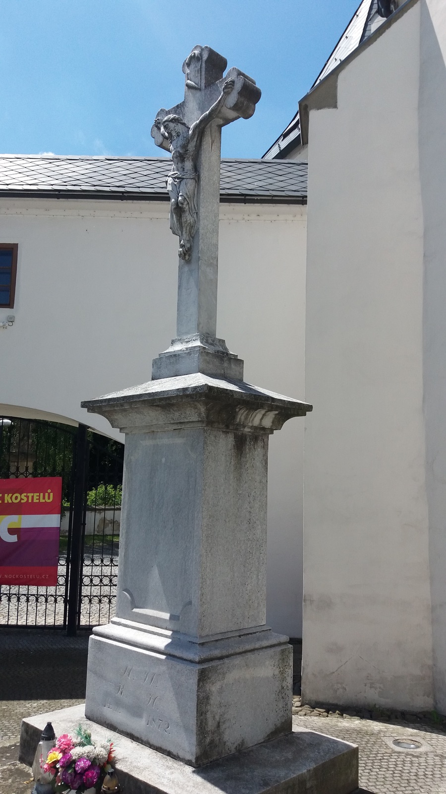 Mramorový krucifix z roku 1872 (Fryštát, před Moravskou kaplí ŘKF kostela)