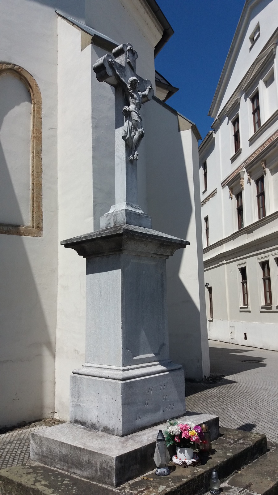 Mramorový krucifix z roku 1872 (Fryštát, před Moravskou kaplí ŘKF kostela)