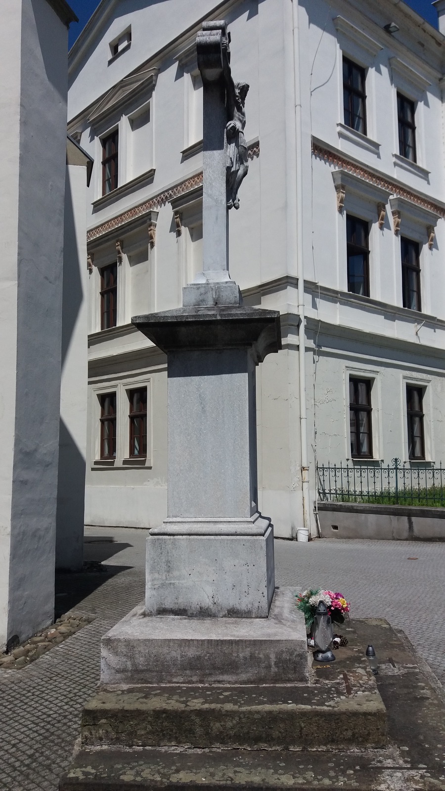 Mramorový krucifix z roku 1872 (Fryštát, před Moravskou kaplí ŘKF kostela)