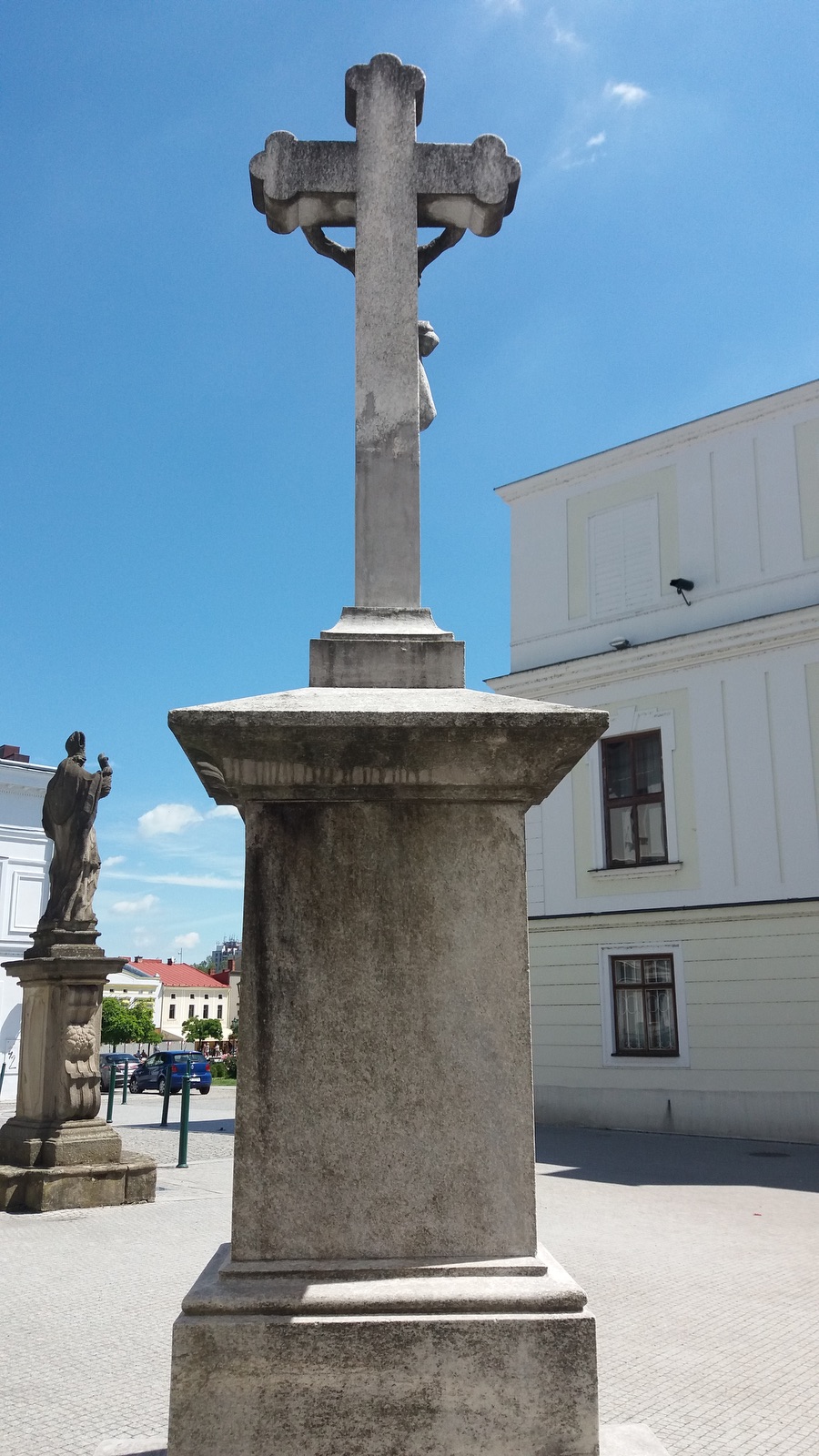 Mramorový krucifix z roku 1872 (Fryštát, před Moravskou kaplí ŘKF kostela)