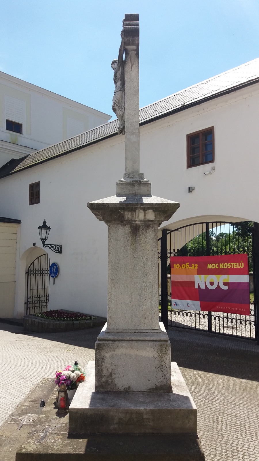 Mramorový krucifix z roku 1872 (Fryštát, před Moravskou kaplí ŘKF kostela)