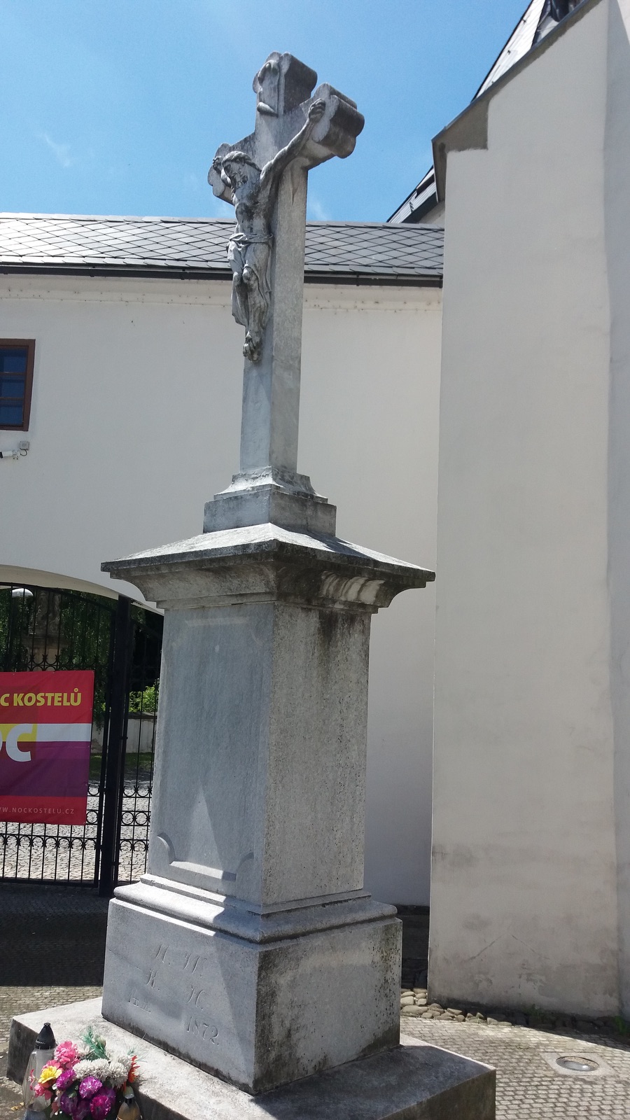 Mramorový krucifix z roku 1872 (Fryštát, před Moravskou kaplí ŘKF kostela)