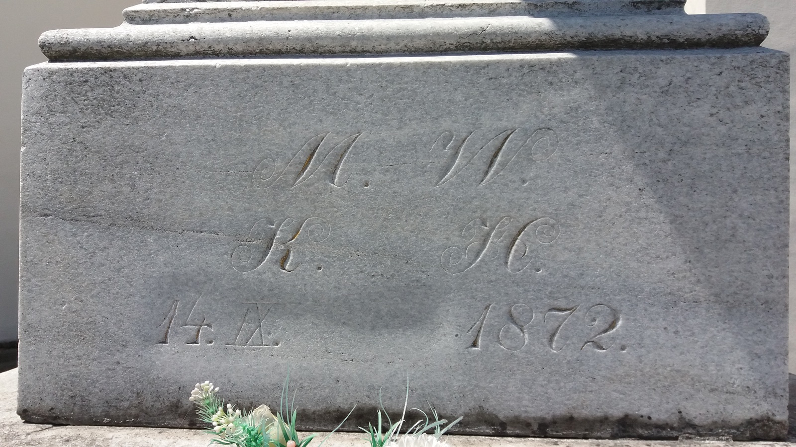 Mramorový krucifix z roku 1872 (Fryštát, před Moravskou kaplí ŘKF kostela)