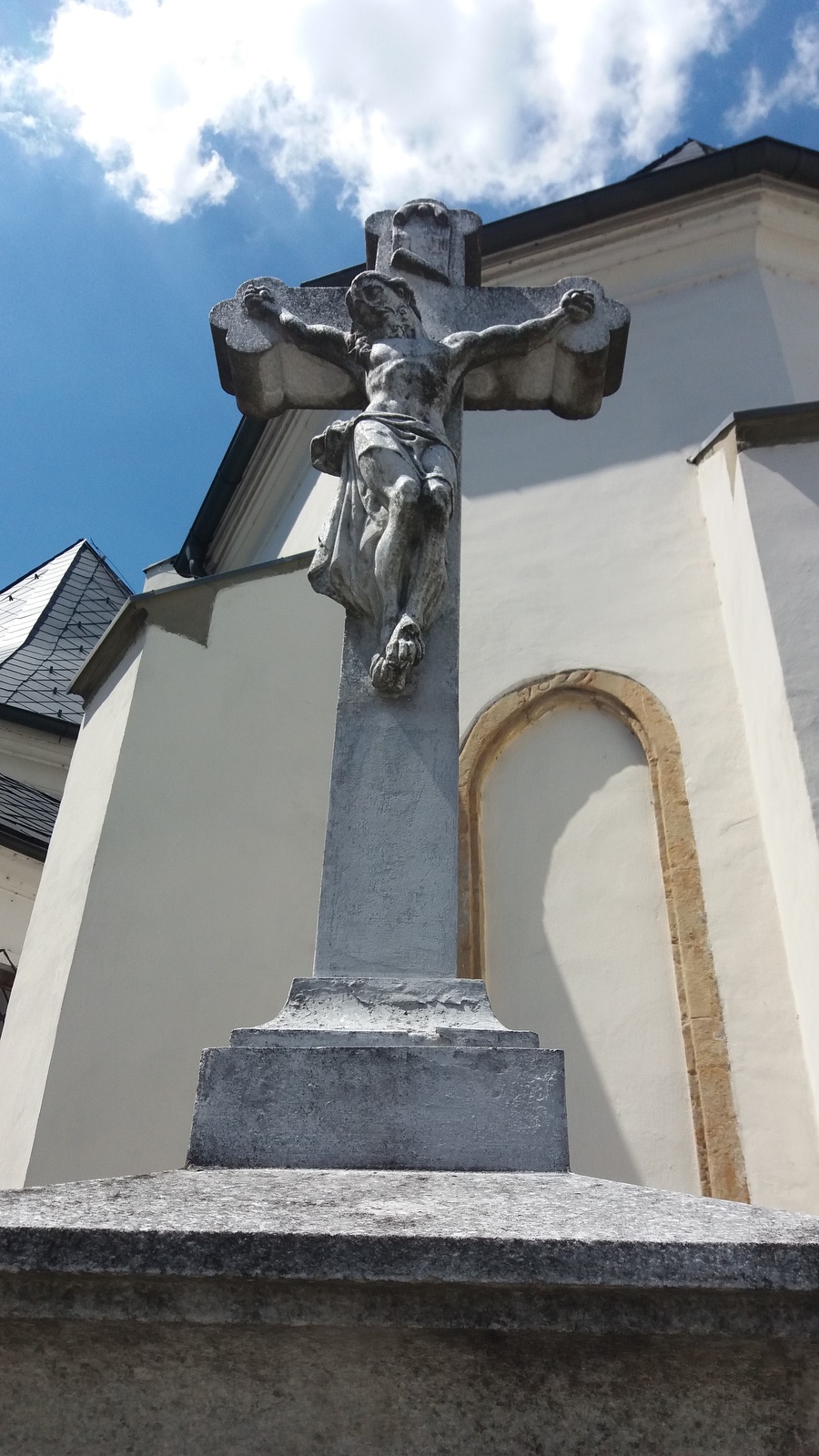 Mramorový krucifix z roku 1872 (Fryštát, před Moravskou kaplí ŘKF kostela)