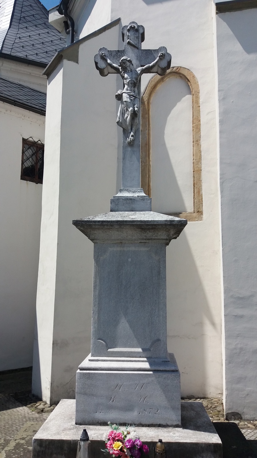 Mramorový krucifix z roku 1872 (Fryštát, před Moravskou kaplí ŘKF kostela)