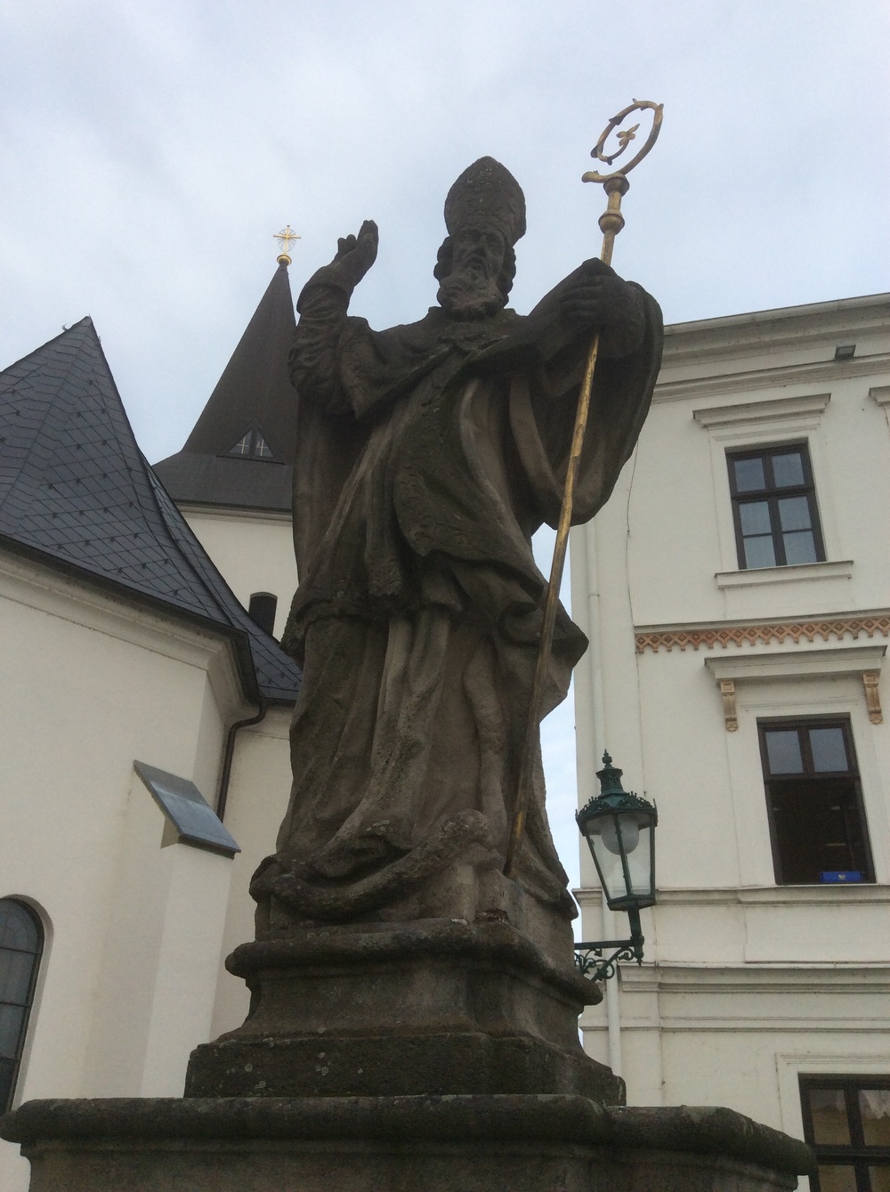 Socha sv. Patrika před kostelem Povýšení sv. Kříže ve Fryštátě. KULTURNÍ PAMÁTKA