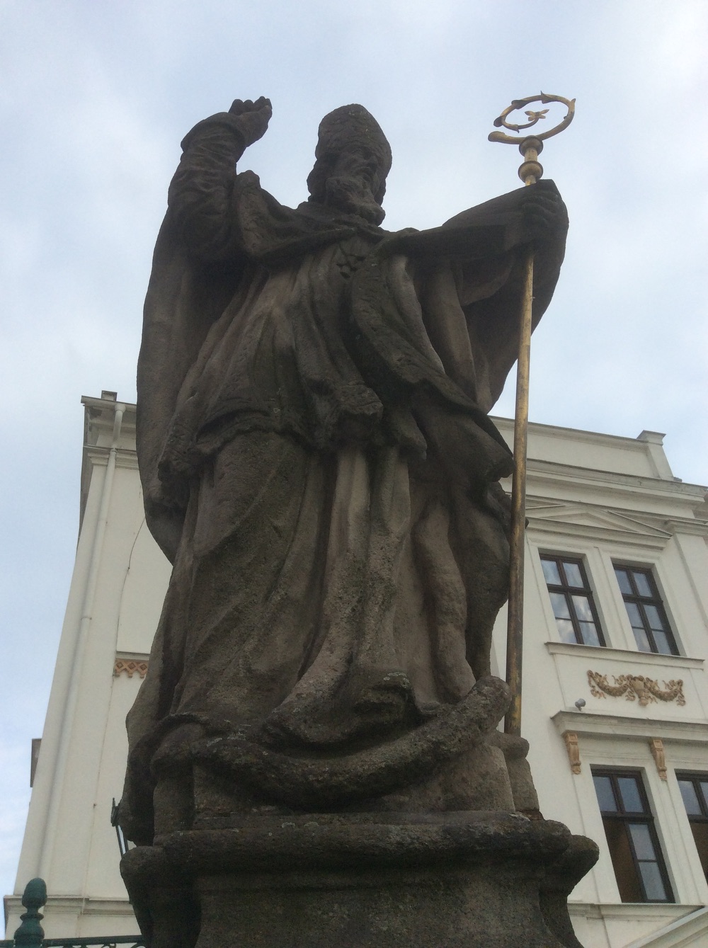 Socha sv. Patrika před kostelem Povýšení sv. Kříže ve Fryštátě. KULTURNÍ PAMÁTKA