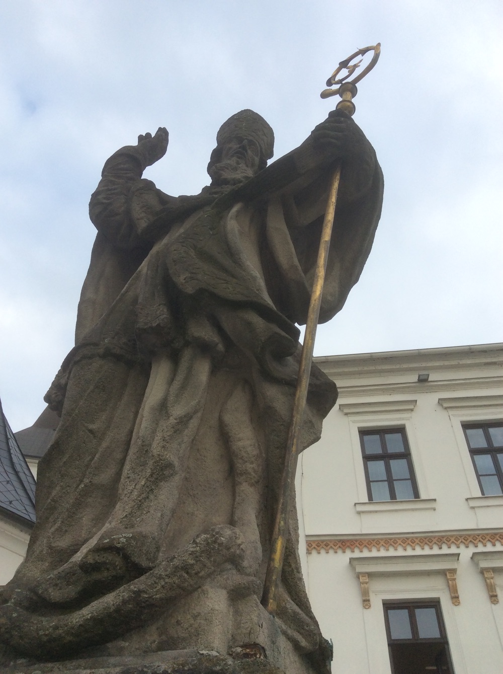 Socha sv. Patrika před kostelem Povýšení sv. Kříže ve Fryštátě. KULTURNÍ PAMÁTKA