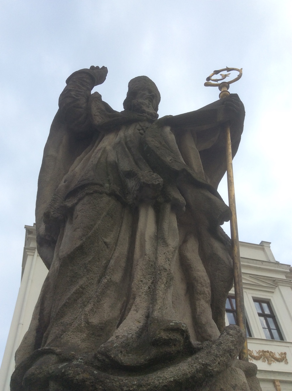 Socha sv. Patrika před kostelem Povýšení sv. Kříže ve Fryštátě. KULTURNÍ PAMÁTKA