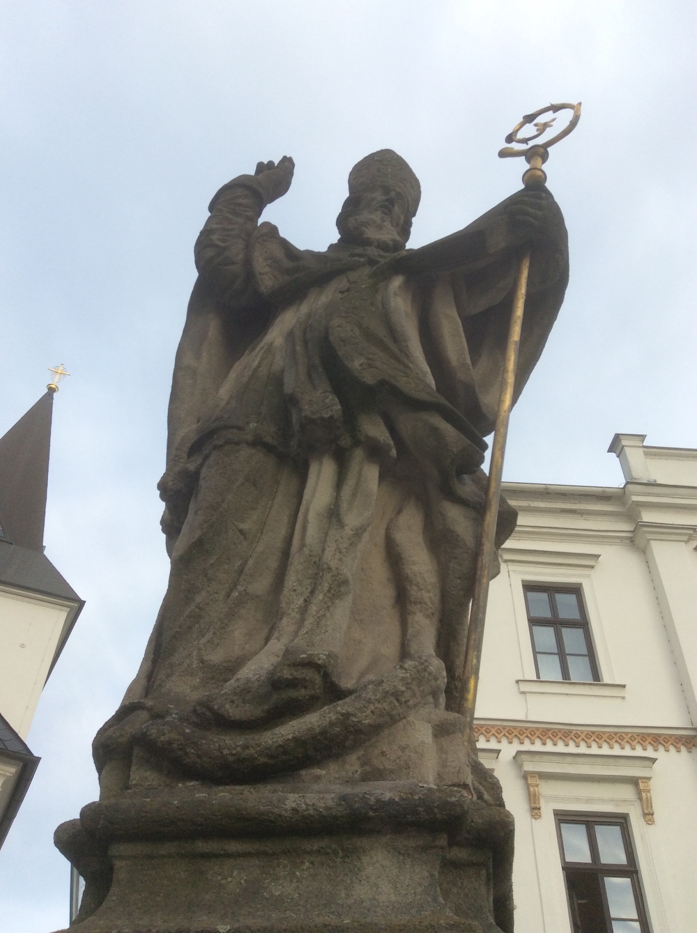 Socha sv. Patrika před kostelem Povýšení sv. Kříže ve Fryštátě. KULTURNÍ PAMÁTKA