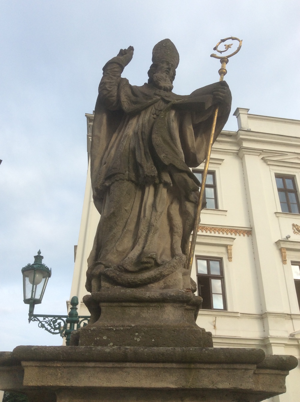 Socha sv. Patrika před kostelem Povýšení sv. Kříže ve Fryštátě. KULTURNÍ PAMÁTKA