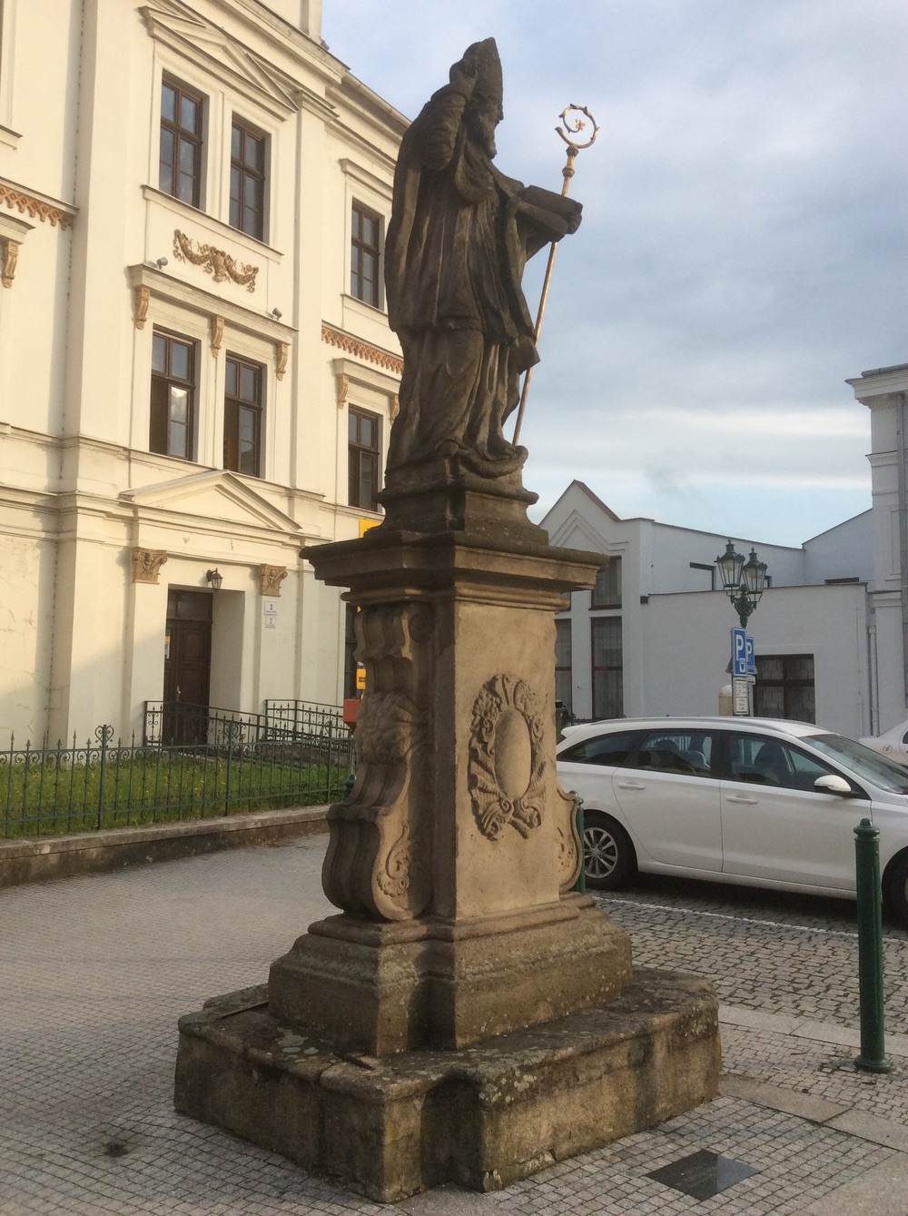 Socha sv. Patrika před kostelem Povýšení sv. Kříže ve Fryštátě. KULTURNÍ PAMÁTKA