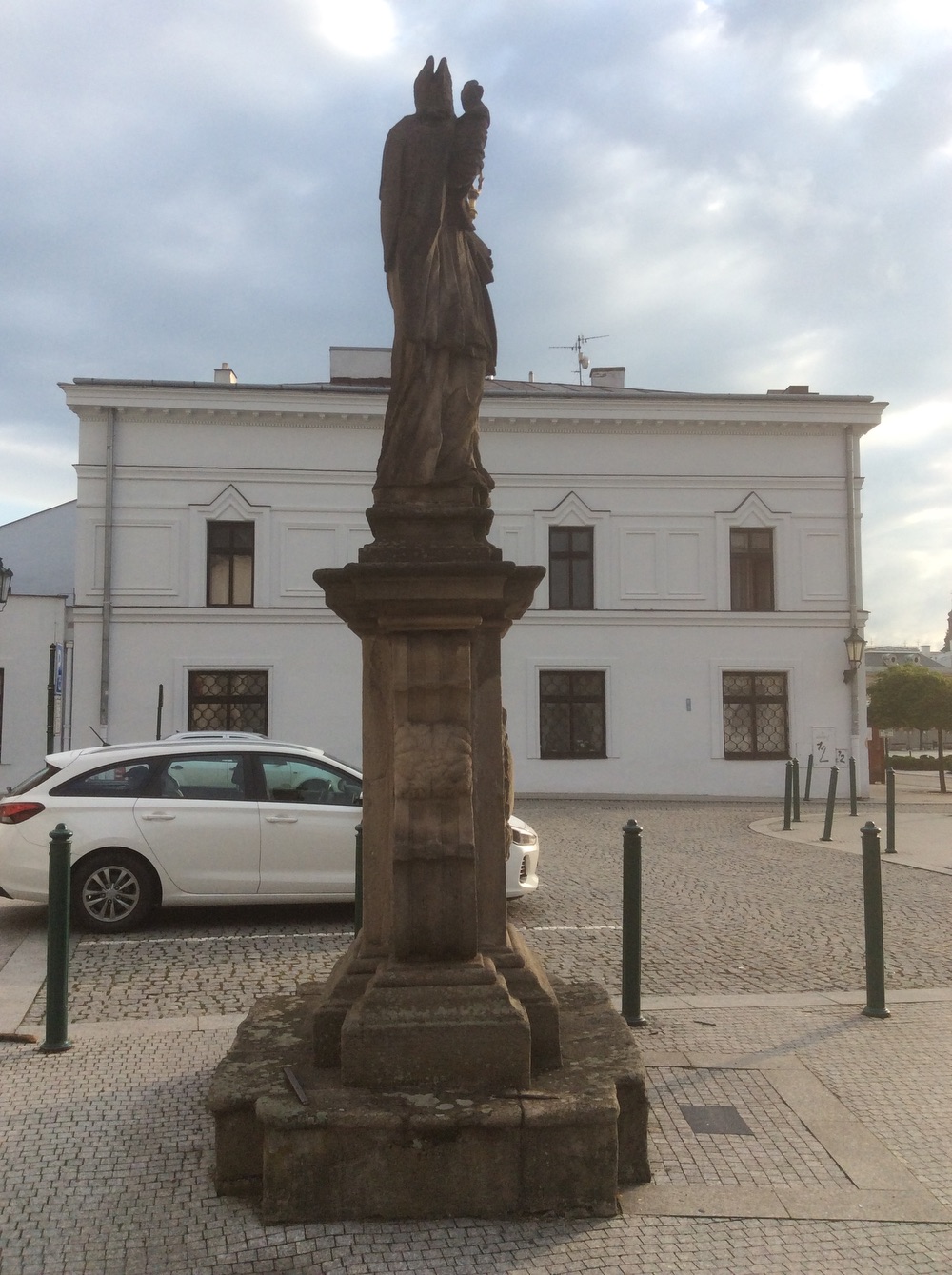 Socha sv. Patrika před kostelem Povýšení sv. Kříže ve Fryštátě. KULTURNÍ PAMÁTKA