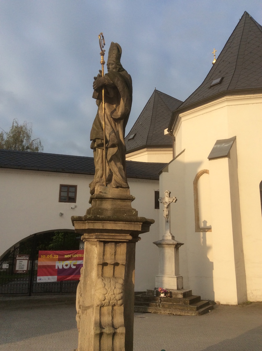 Socha sv. Patrika před kostelem Povýšení sv. Kříže ve Fryštátě. KULTURNÍ PAMÁTKA