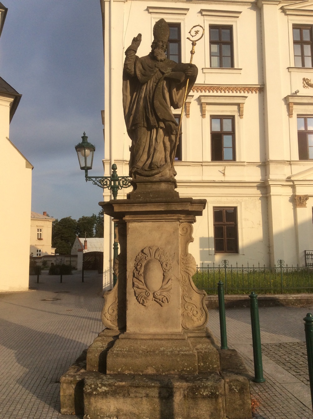 Socha sv. Patrika před kostelem Povýšení sv. Kříže ve Fryštátě. KULTURNÍ PAMÁTKA