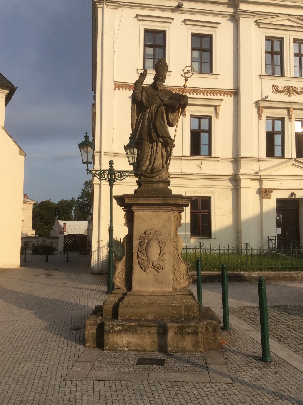 Socha sv. Patrika před kostelem Povýšení sv. Kříže ve Fryštátě. KULTURNÍ PAMÁTKA