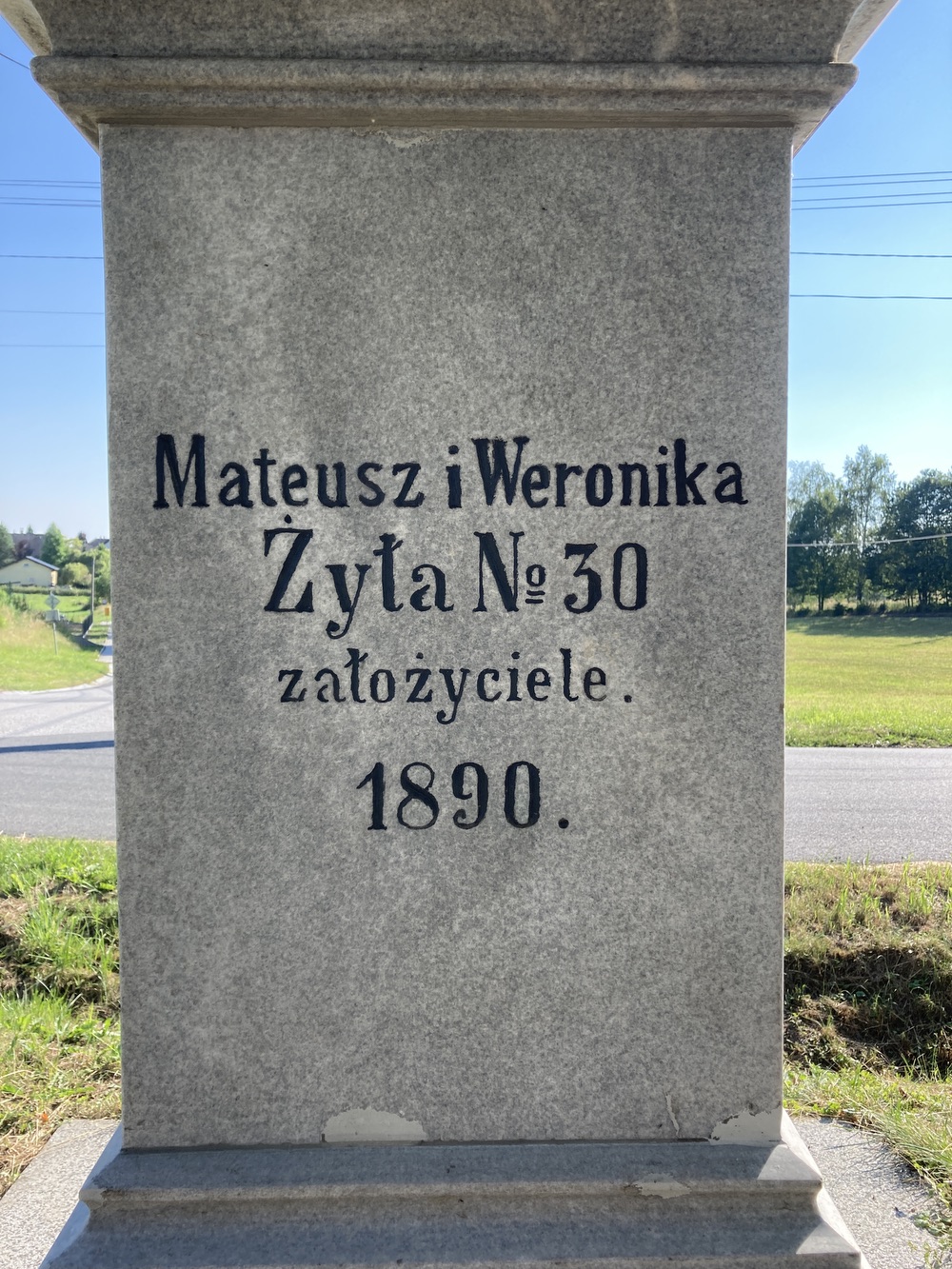 Kamenný kříž s Kristem a soškou Panny Marie z roku 1890 (Petrovice u Karviné, u čp. 370)