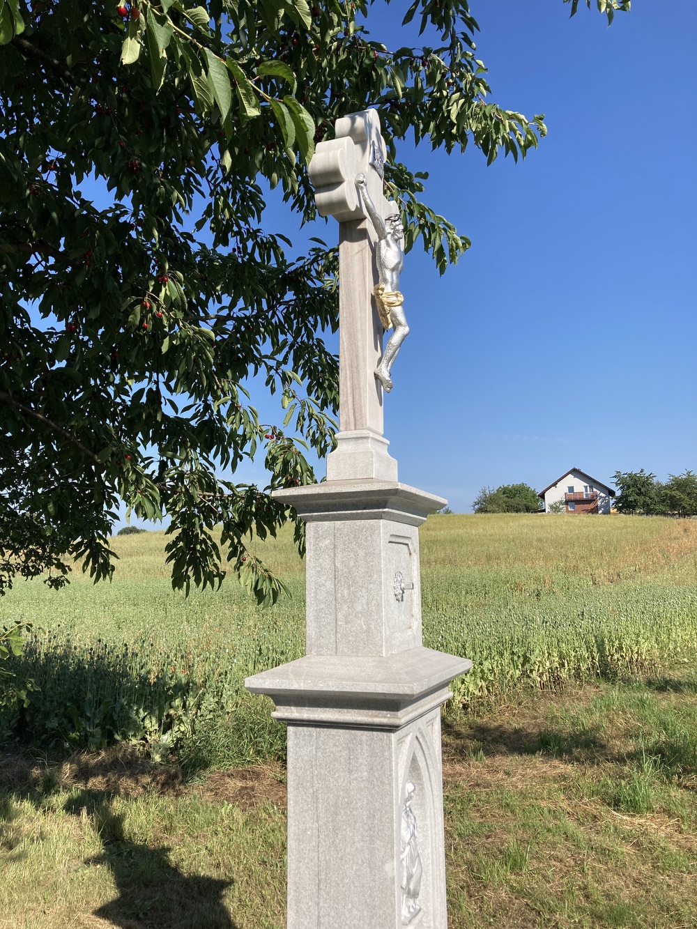 Kamenný kříž s Kristem a soškou Panny Marie z roku 1890 (Petrovice u Karviné, u čp. 370)