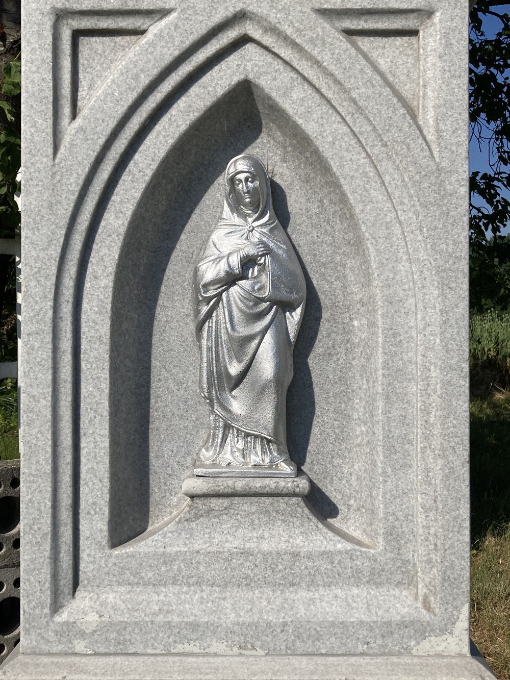 Kamenný kříž s Kristem a soškou Panny Marie z roku 1890 (Petrovice u Karviné, u čp. 370)
