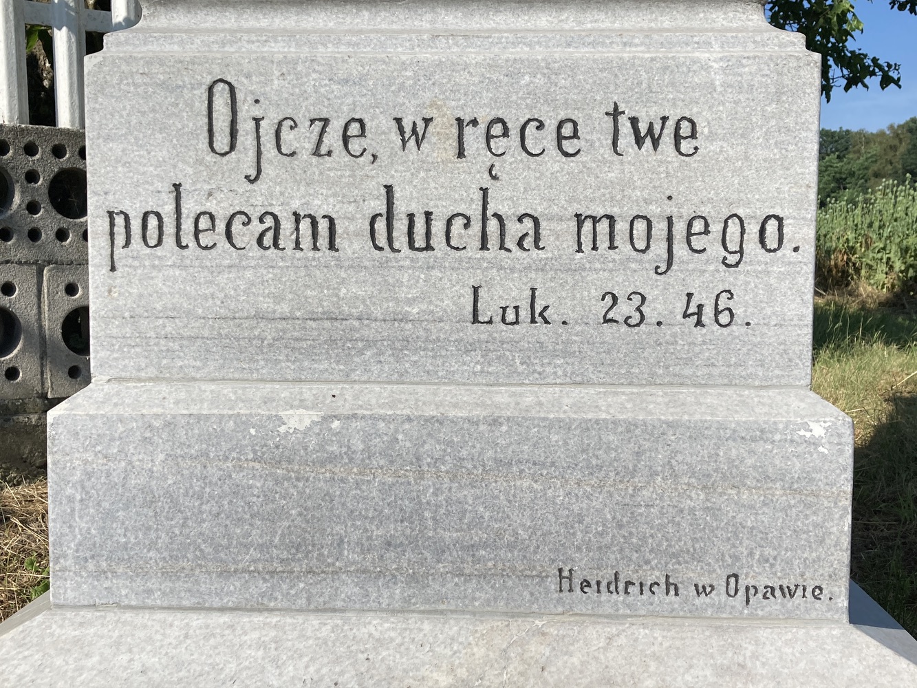 Kamenný kříž s Kristem a soškou Panny Marie z roku 1890 (Petrovice u Karviné, u čp. 370)