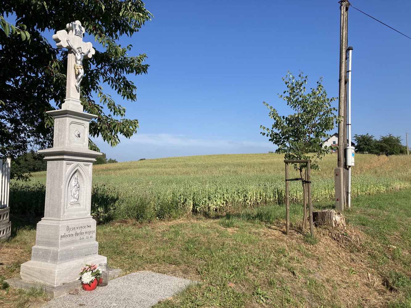 Kamenný kříž s Kristem a soškou Panny Marie z roku 1890 (Petrovice u Karviné, u čp. 370)