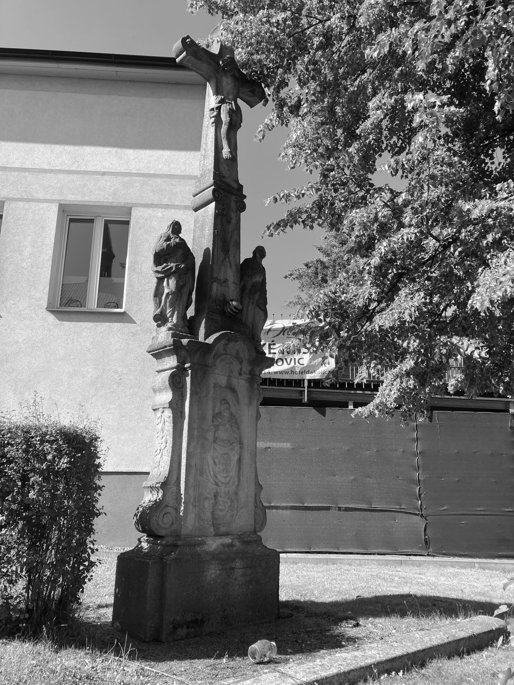 Sousoší Malé Kalvárie s reliéfem sv. Veroniky a postavami Panny Marie (vlevo) a sv. Jana (vpravo) po stranách kříže, z roku 1858 (Petrovice u Karviné, u čp. 153). KULTURNÍ PAMÁTKA