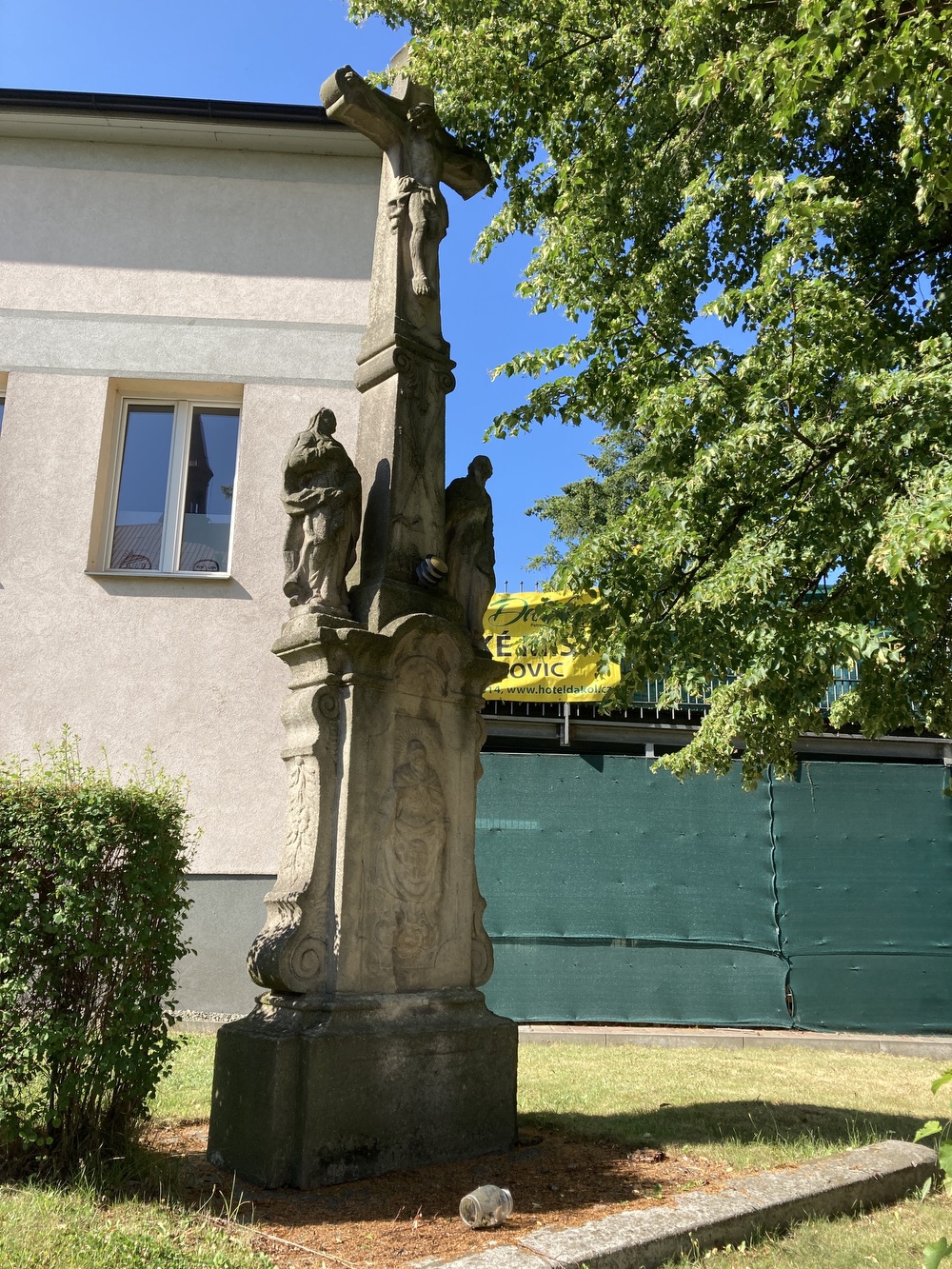 Sousoší Malé Kalvárie s reliéfem sv. Veroniky a postavami Panny Marie (vlevo) a sv. Jana (vpravo) po stranách kříže, z roku 1858 (Petrovice u Karviné, u čp. 153). KULTURNÍ PAMÁTKA