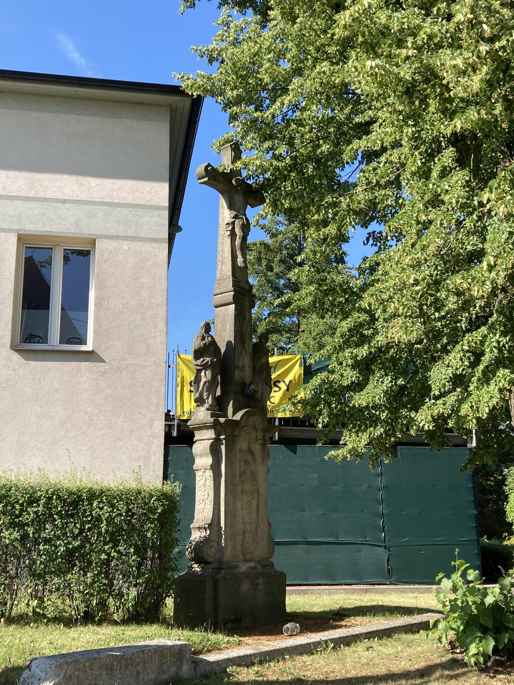 Sousoší Malé Kalvárie s reliéfem sv. Veroniky a postavami Panny Marie (vlevo) a sv. Jana (vpravo) po stranách kříže, z roku 1858 (Petrovice u Karviné, u čp. 153). KULTURNÍ PAMÁTKA