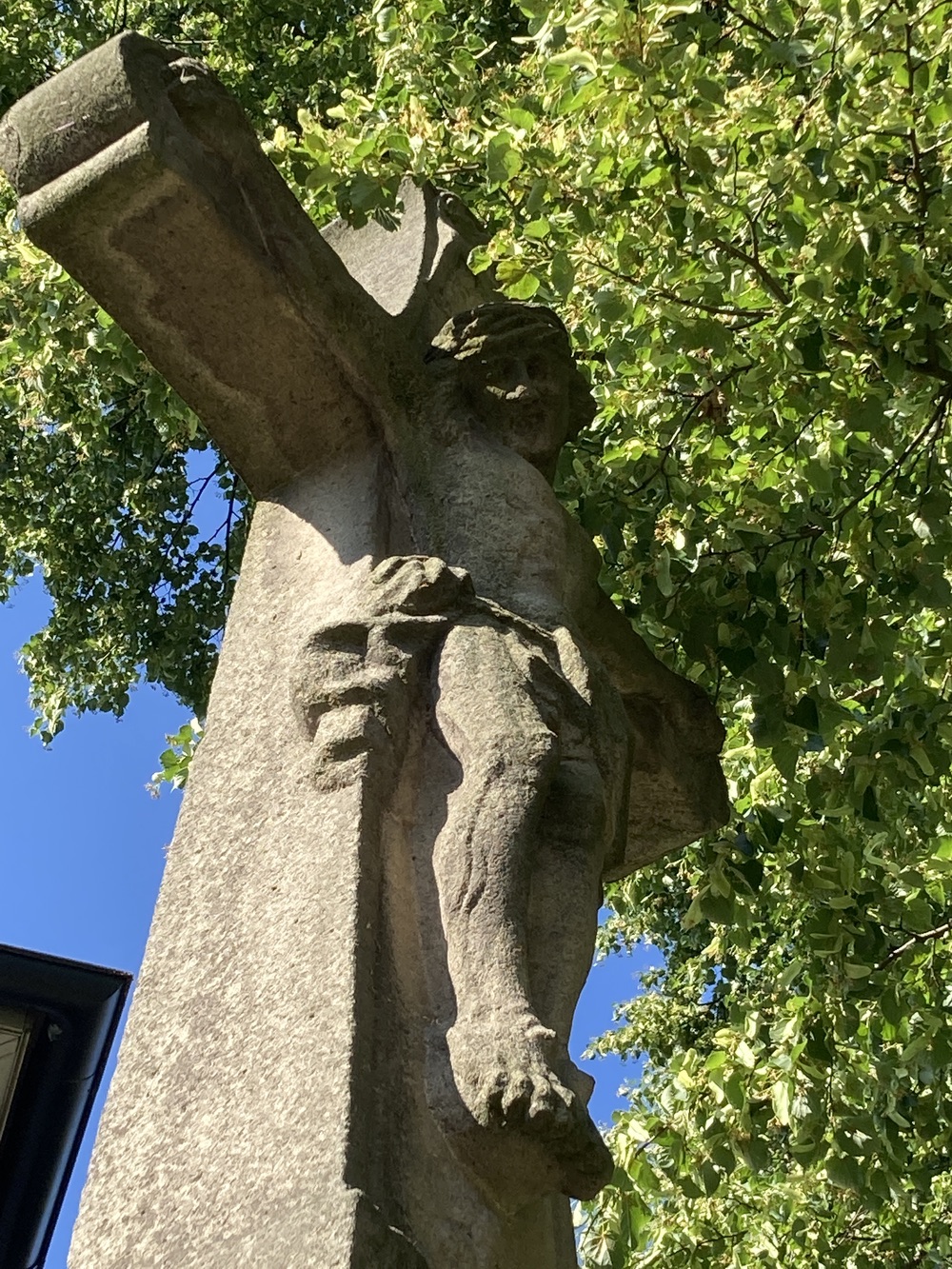 Sousoší Malé Kalvárie s reliéfem sv. Veroniky a postavami Panny Marie (vlevo) a sv. Jana (vpravo) po stranách kříže, z roku 1858 (Petrovice u Karviné, u čp. 153). KULTURNÍ PAMÁTKA